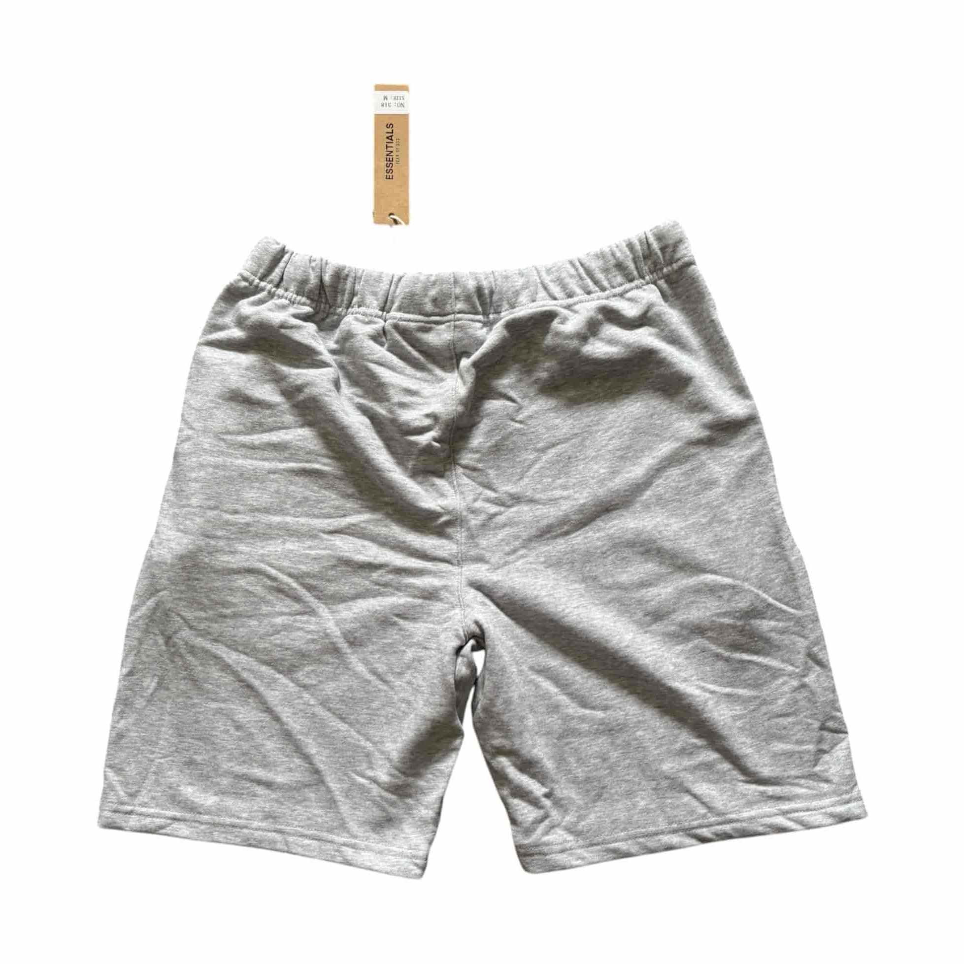 ESSENTIALS Shorts Logo | Gray