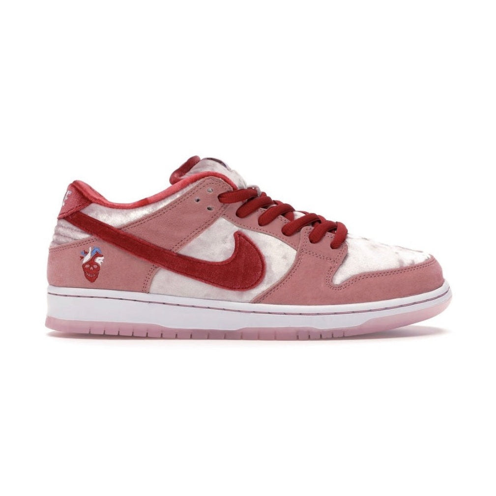 NIKE SB DUNK LOW "STRANGER LOVE"